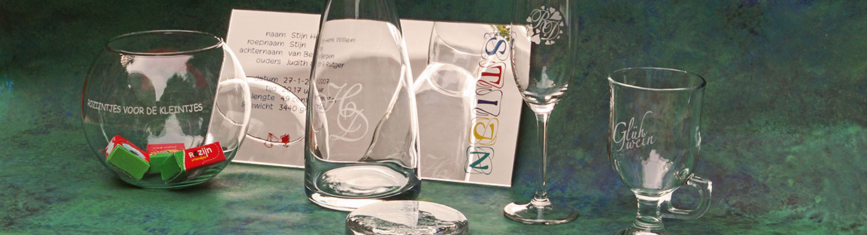 glasgraveren in glazen, karaf, glasobjecten en spiegel