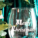 wijnglas en glazen karaf merry chrismas en gelukkig nieuwjaar