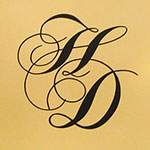 goudkleurige naamplaat met sierlijke letter monogram