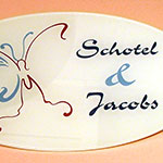 naamplaat ovaal tekst en vlinder aan achterkant gegraveerd en ingekleurd, kleur naar keuze