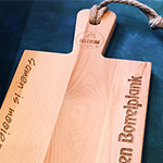 graveren houten borrelplank met tekst en logo belcrum