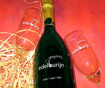 glasgravure in champagneglazen en fles